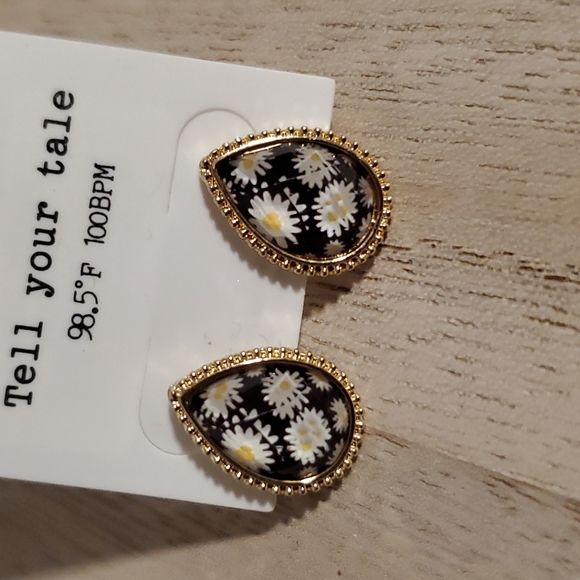 DAISIES! Red blue yellow and black Earrings posts Gold tone pierced - Picture 4 of 9